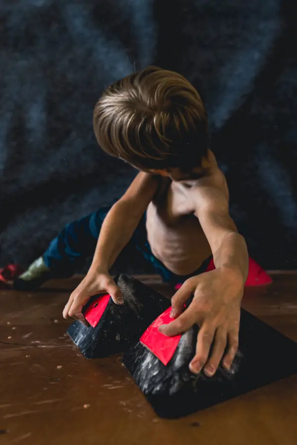 Symbolbild: Junge in Kletterhalle